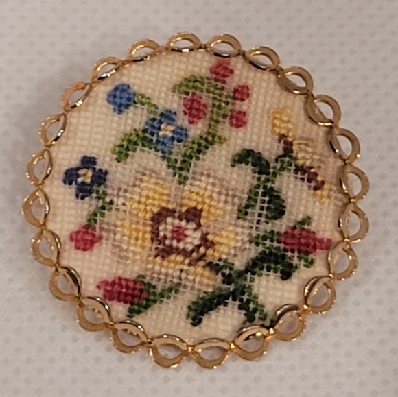 VINTAGE Handcrafted Dainty Petit Point Floral Brooch - Picture 3 of 14